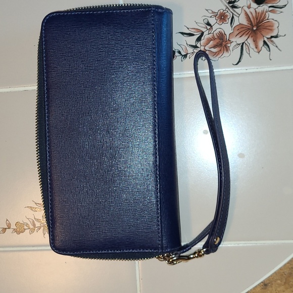 Dooney & Bourke Navy Blue Large Wristlet-Pre-loved. - Picture 4 of 12